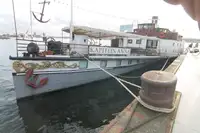 Hotel-dinner cruising barge